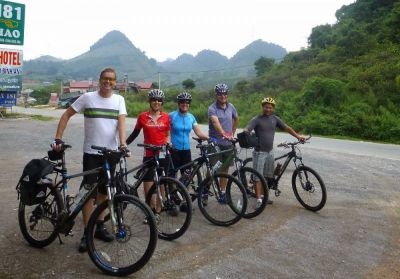 Alistair   Cycling on the  tour with redspokes